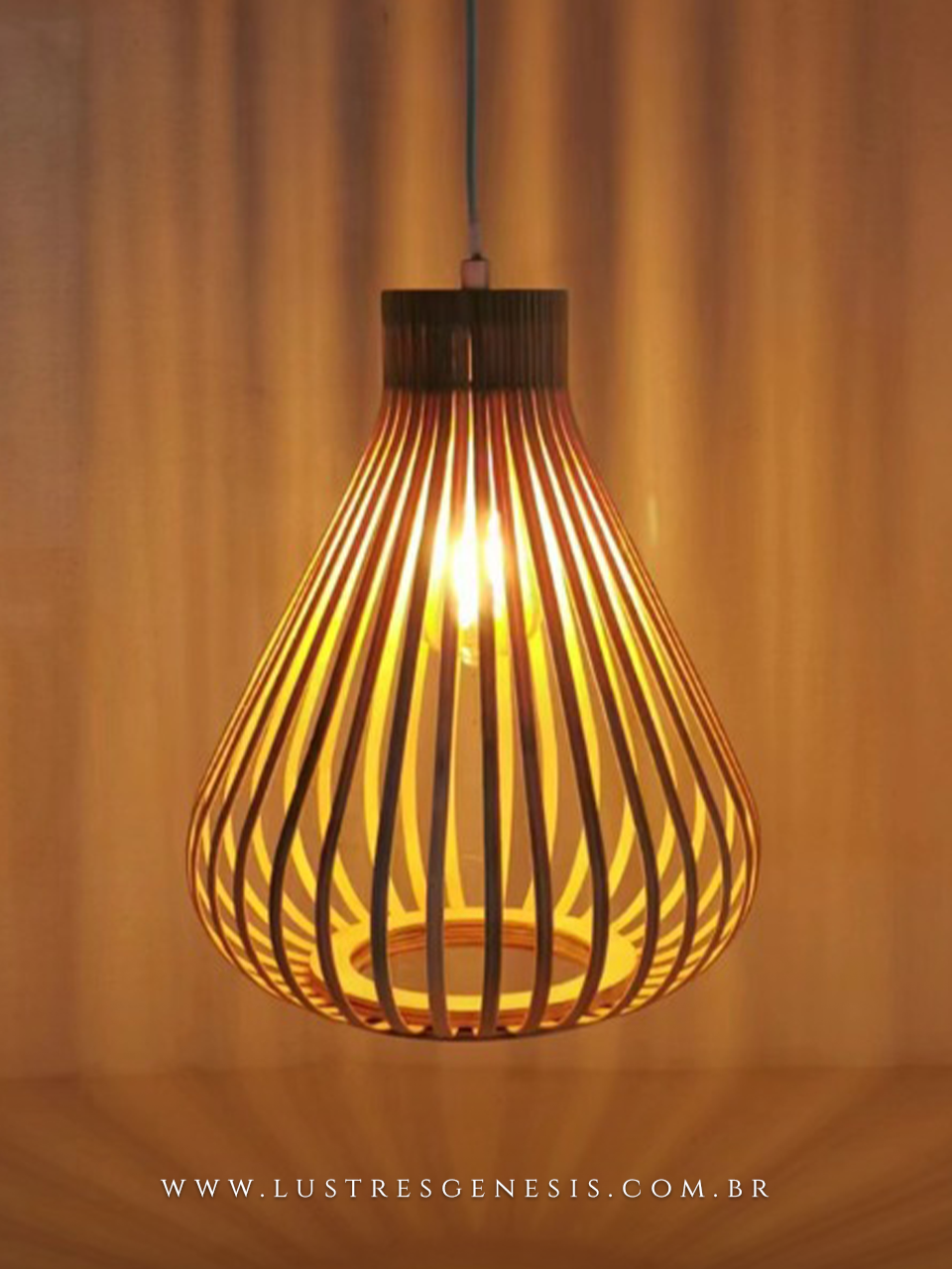 Pendente de teto em bambu aceso, ideal para mesas, balcão de cozinha, área gourmet e sítios. Design moderno e natural da marca Nitrolux.